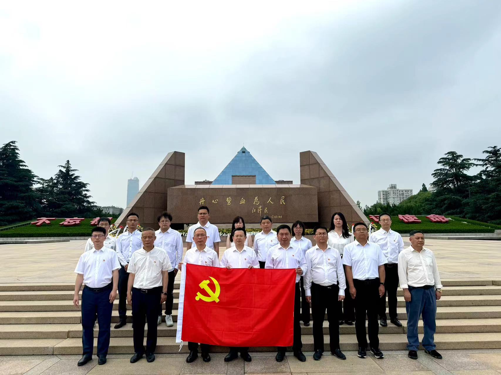 1.紀(jì)念碑前集體合照.jpg